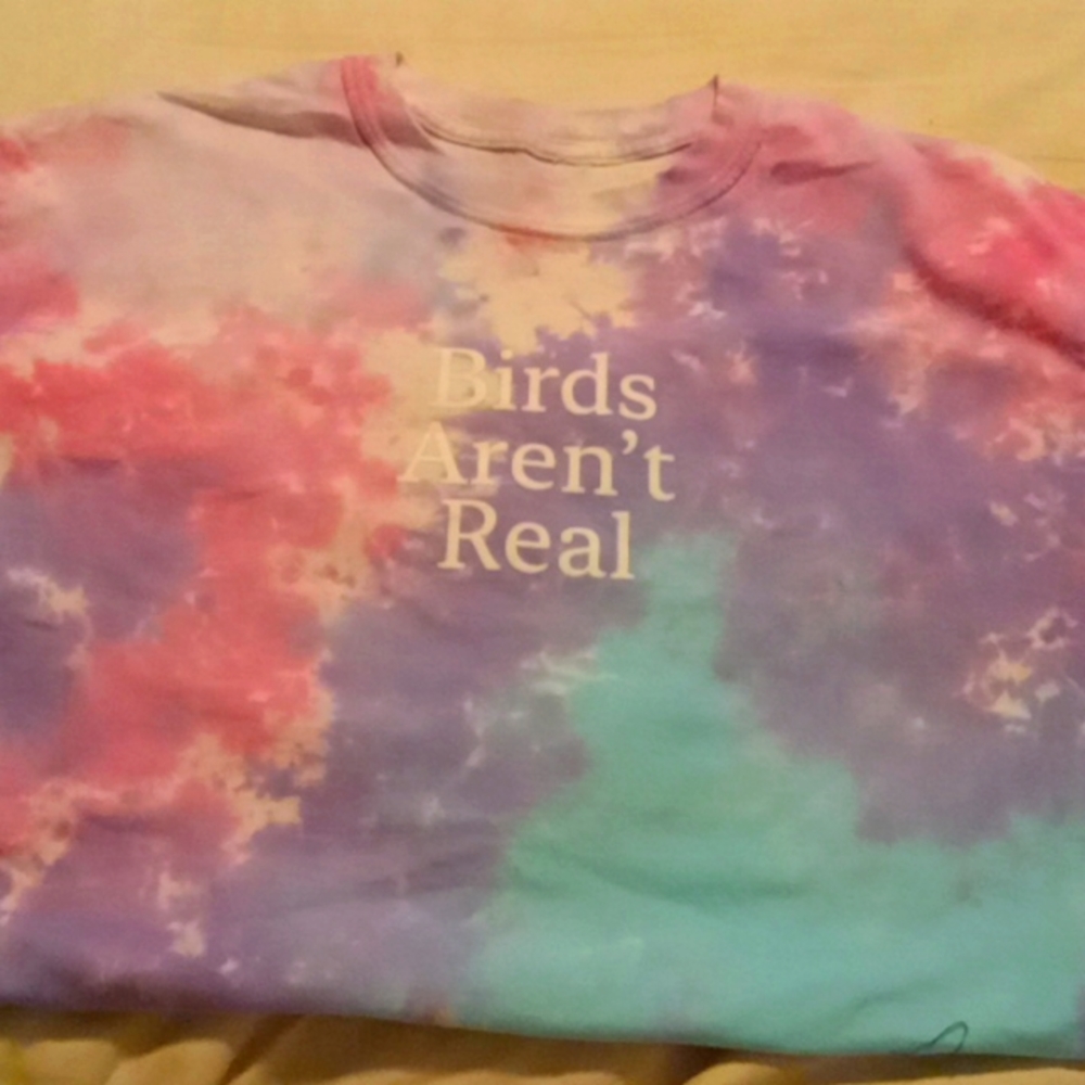 T-shirt  birds aren't real